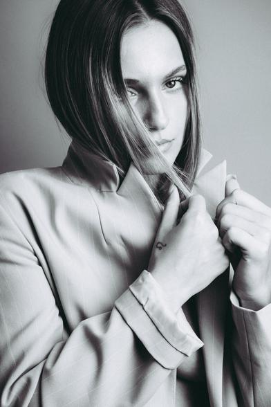 Modelo rubia con chaqueta.