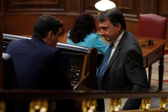 El portaveu del PNB al Congrés, Aitor Esteban, parla amb Pedro Sánchez durant un ple (EFE/J. J. Guillén)