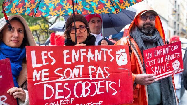 Manifestation en faveur de la protection des enfants et des adolescents à Paris, le 15 novembre 2025.
Les enfants ne sont pas des objets !
Un enfant cru c'est un adulte sauvé