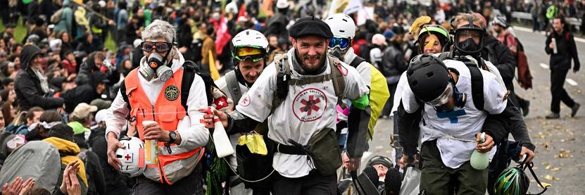 Dans les mouvements sociaux, le soin devient un outil central d’autodéfense collective. Des street medics chargés des premiers secours défilent ici lors d’une manifestation contre le projet d’autoroute A69 entre Castres et Toulouse, le 22 avril 2023.