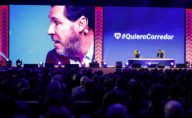 El ministre de Transports, Óscar Puente, intervenint en l'acte per reclamar el corredor mediterrani, aquest dijous a València  (EFE)