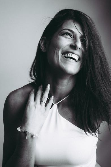 Mujer morena riendo.