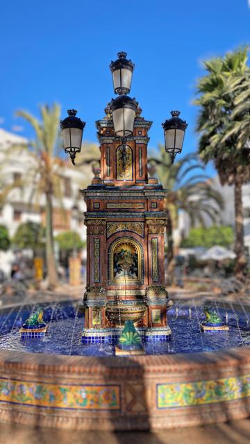 La Plaza de España es el centro neurálgico de Vejer de la Frontera. En esta emblemática plaza se puede experimentar la vida cotidiana de la ciudad y es un punto de encuentro tanto para los lugareños como para los visitantes. Alberga el Ayuntamiento y el Juzgado de Paz, así como multitud de bares y restaurantes donde disfrutar de la gastronomía local.