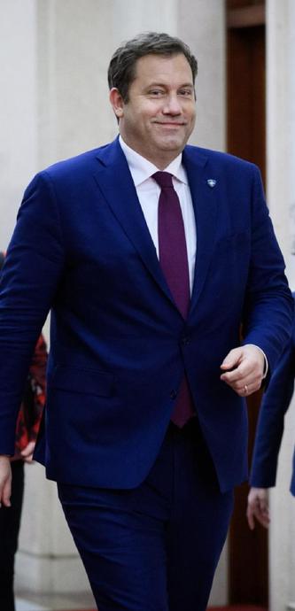 Lars Klingbeil in einem sehr engen und nicht gut auf die etwas fülligere Figur geschnittenen blauen Anzug