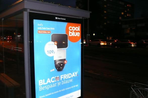 clear chanel bushalte reclame lijst
met een black friday poster
er op zitten 2 stickers