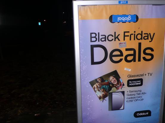 global bushalte reclame lijst
met een black friday poster
er op zitten 2 stickers