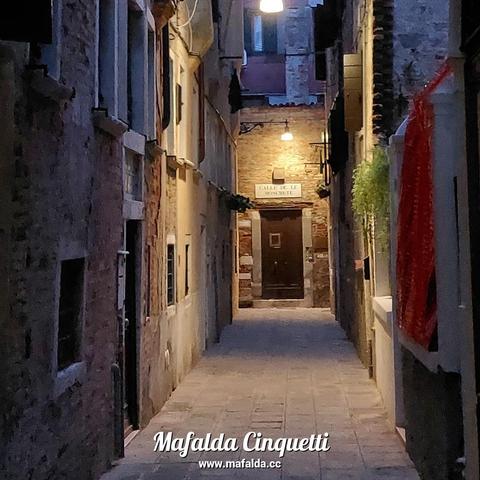 Buongiorno. Es wird jetzt wirklich immer früher dunkel. Benedetta Di Mauro wollte mir ihre neue Aussicht zeigen. Aber als ich ankam, da war es schon finster. Saluti, Mafalda Cinquetti aus #Venedig