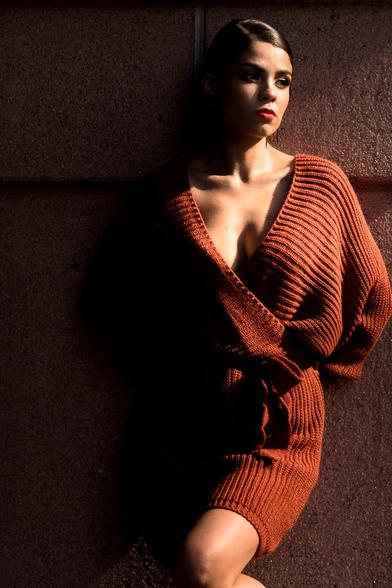 Modelo morena con vestido de punto.