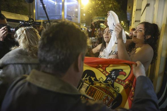 Les activistes han estat increpades pels assistents a una missa en honor de Franco feta a Madrid (EFE/Víctor Lerena)