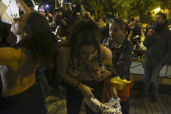 L'home ha agredit diversos cops les activistes sense que ningú fes res per aturar-lo (EFE/Víctor Lerena)