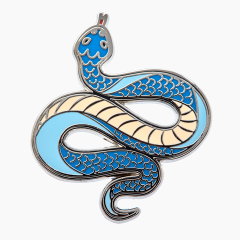 Ein Foto eines Metall-Pins in Form einer Schlange, zum Tragen an der Brust.