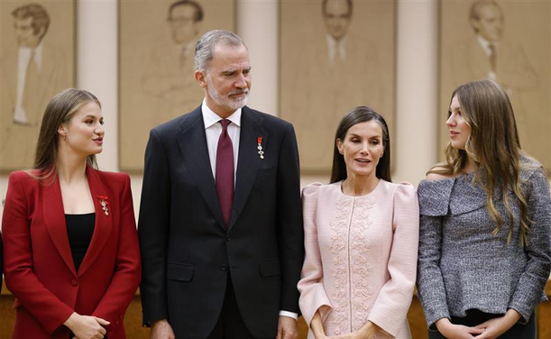 La família reial en l'acte de la corona pel 50 aniversari de la monarquia (Efe/ Mariscal)