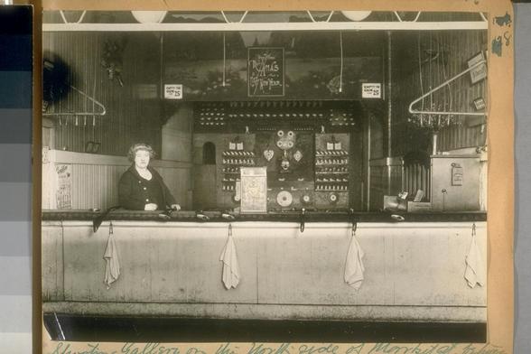 1922 Shooting Gallery on the North side of Market St. between Leavenworth & City Hall Ave. Dec. 1922