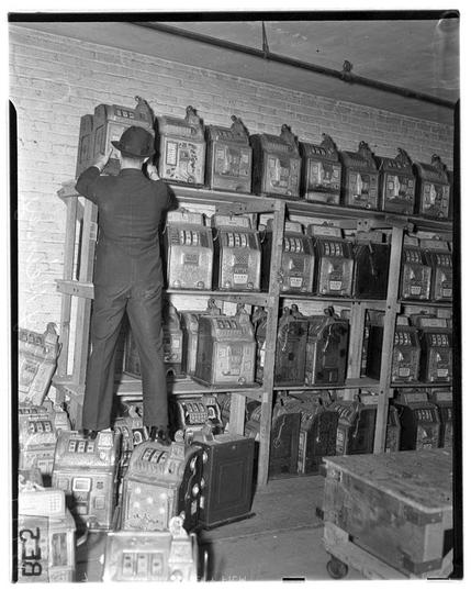 1937-12-21 Slot machine raid, 118 First Street 