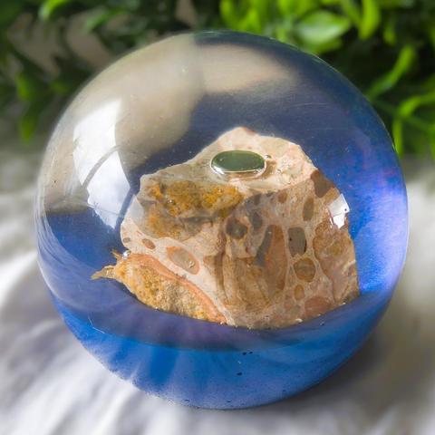 Deze orgonite bol is gemaakt met liefde en aandacht, inclusief bladgoud en metalen, en heeft een afmeting van ongeveer 7 cm bij 7 cm. Door kleine schoonheidsfoutjes wordt deze bol tegen een voordelige prijs aangeboden.

#orgonitebollen #orgonitewebshop