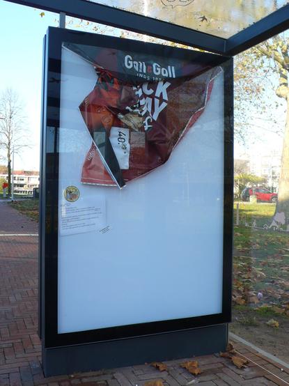 black friday reclame is in het bushokje weg gefrommeld
erbij zit de weggeefwinkel sticker en een geprint papier met de tekst:
zwarte vrijdag

is vooral gunstig voor
grote winkel ketens. Het is ontstaan tijdens een economische crisis om de winkels uit de rode cijfers te halen.
Ketens maken genoeg omzet laat je niet verleiden tot de vaak valse aanbiedingen.
 Koop lokaal bij de kleine winkels zoals Matties en Katuin
voor bier gebrouwen in de wijk
of voor wijn geurtsen en wijnfantasie in Isselt


en de 
publieke ruimte is van ons
#Zapgames2025 
sticker
