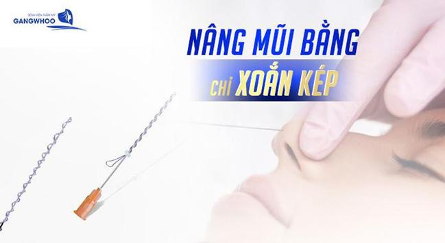 Phương pháp này giúp giảm sưng đau, rút ngắn thời gian hồi phục, đồng thời duy trì kết quả ổn định lâu dài. Quá trình thực hiện nhanh chóng, an toàn, ít rủi ro, và không để lại sẹo.

Sau nâng mũi bằng chỉ xoắn kép, việc chăm sóc hậu phẫu đúng cách rất quan trọng để duy trì dáng mũi đẹp tự nhiên. Phương pháp này phù hợp với những ai muốn cải thiện dáng mũi nhanh chóng, an toàn, đồng thời giữ được sự tự nhiên và hài hòa với khuôn mặt.

Hãy xem các hình ảnh trước – sau nâng mũi bằng chỉ xoắn kép, tìm hiểu kỹ thuật và lưu ý chăm sóc để đạt hiệu quả tối ưu. Đây là lựa chọn lý tưởng cho những ai muốn thay đổi dáng mũi an toàn, nhẹ nhàng và bền lâu.