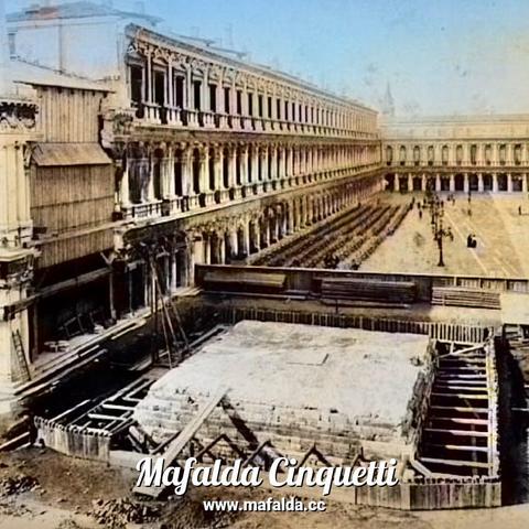 Buongiorno. Das ist ein altes Foto, als unser Campanile bei San Marco eingestürzt ist. Das muss Krach und Dreck gemacht haben! Aber bevor Sie mich fragen: Das war vor meiner Zeit! Saluti, Mafalda Cinquetti aus #Venedig