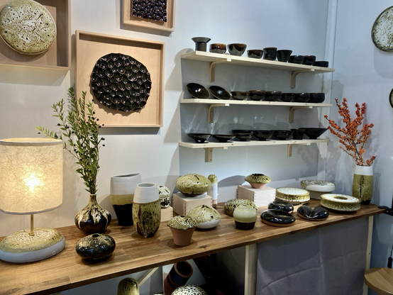 Photo du stand de céramiques d’André Gounot.