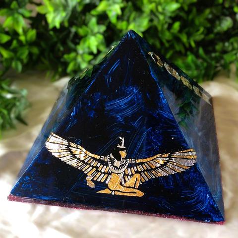 Deze piramide trekt kosmische energie aan, transformeert negatieve energie en beschermt tegen elektromagnetische straling. Handgemaakt op een krachtplek in Haarlem.

#orgonitegiza #gizapiramides