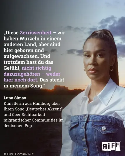 Die Künstlerin Luna Simao posiert in der Natur und blickt in die Kamera Zitat: „Diese Zerrissenheit – wir haben Wurzeln in einem anderen Land, aber sind hier geboren und aufgewachsen. Und trotzdem hast du das Gefühl, nicht richtig dazuzugehören –