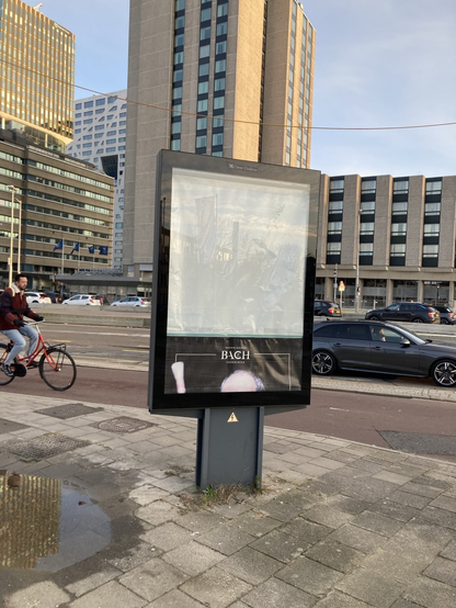 rollende reclame laat de bovenste rand van een bach reclame zien. erboven een wit vel
