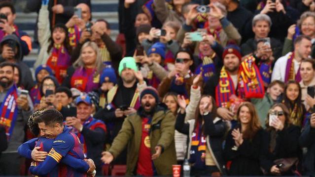 Abraçada de Lewandowski i Lamine Yamal, després de l'1-0 (Reuters)