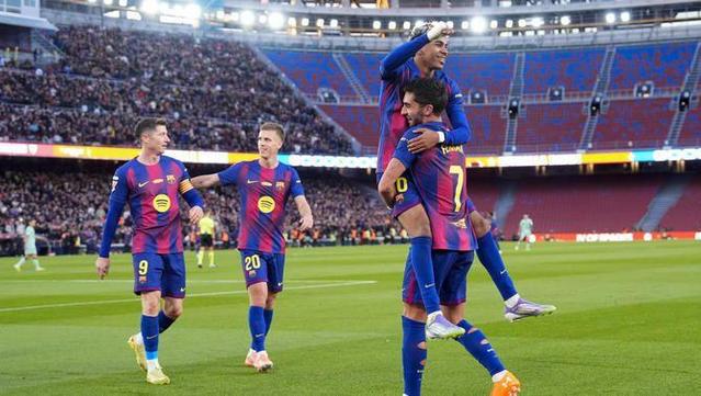 Ferran agraeix la passada a Lamine Yamal (EFE)