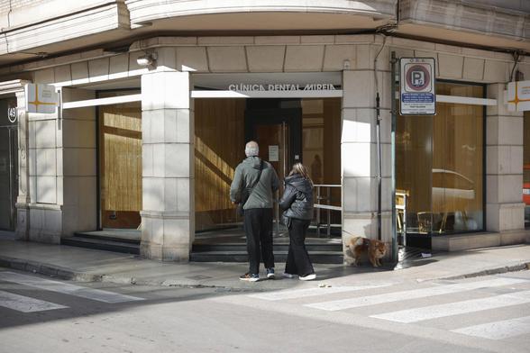 Façana de la clínica dental d'Alzira on van atendre una nena que va morir i una altra que està hospitalitzada (EFE/Manuel Bruque)