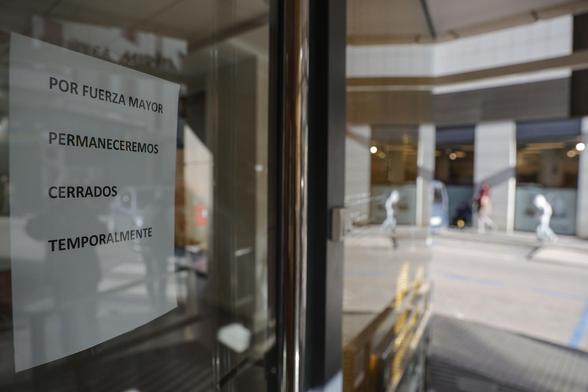 Cartell que indica el tancament de la clínica (EFE/Manuel Bruque)