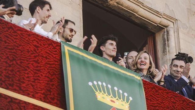 Els germans Márquez saludant des de la balconada de la Paeria de Cervera (EFE)