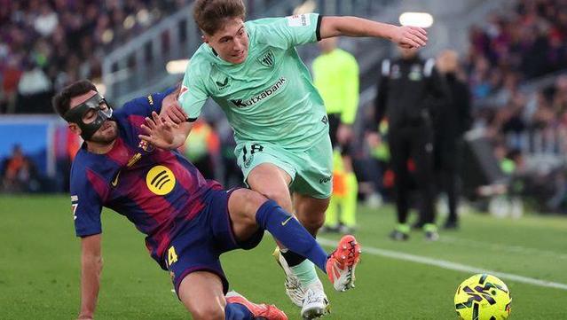 Eric Garcia, frenant un avanç de Jauregizar (Reuters)