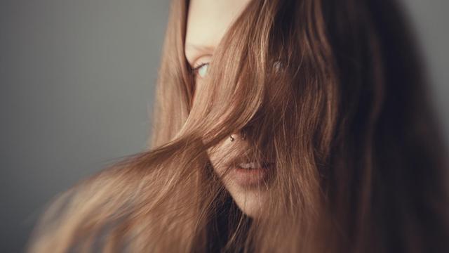 Chica rubia joven de pelo largo.