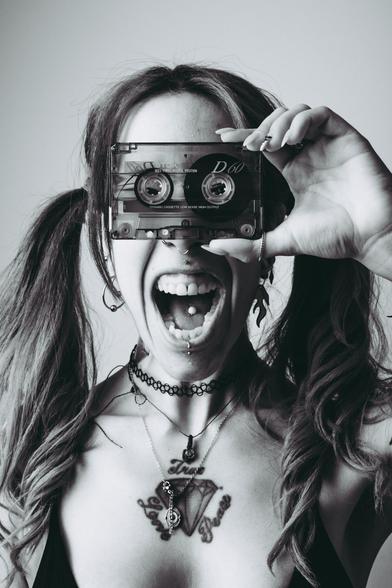 Mujer con cinta de cassette en la cara.