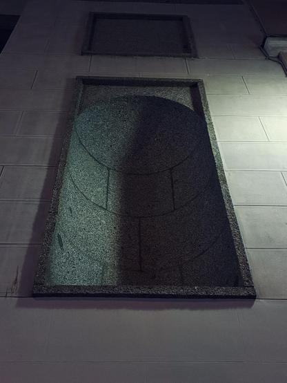 Ventana falsa, que bien pudiera albergar una figura religiosa. Hecha, aparentemente, en granito, con un efecto de luz/sombra en vertical.