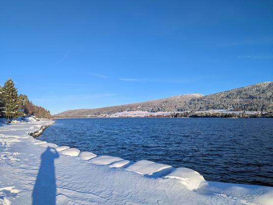 Lac des Rousses aux bords enneigés