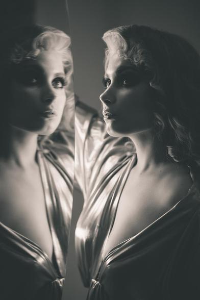 Modelo rubia frente a un espejo.