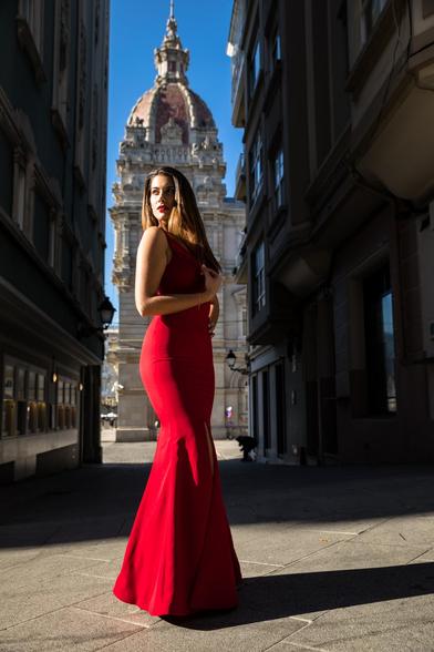 Mujer con vestido rojo.