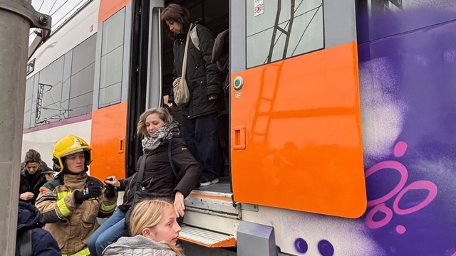 Passatgers baixant d'un tren avariat, el 7 de març a Bellvitge. (3CatInfo)