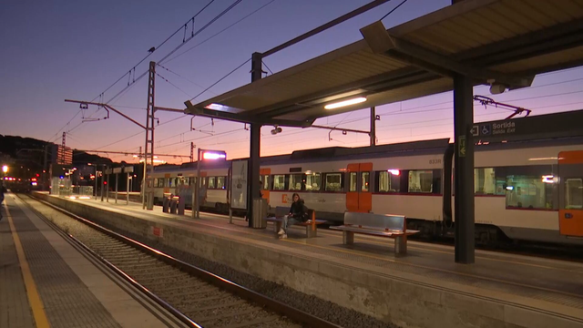 Un dels trens aturats a l'estació d'Arenys de Mar, dimecres passat, tot i que hauria d'haver sortit uns minuts abans. (3CatInfo)