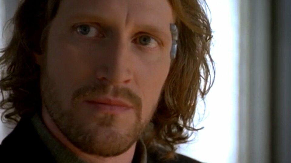 Alien engineer Pallin looks at Major Carter.