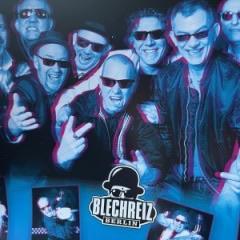 Eine Gruppe von Männern mit Sonnenbrillen und Lederjacken, die mit verschiedenen Gesichtsausdrücken und Handzeichen posieren. Im Hintergrund ist das Logo von „BLECHREITZ BERLIN“ zu sehen. Das Bild ist mit einem lebhaften, farbenfrohen Filter versehen.