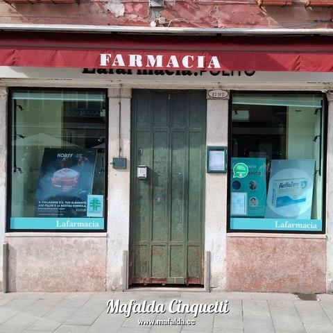 Buongiorno. Ich habe Luciana Pellegrini erwischt, wie sie mit einem Riesenbeutel aus der Apotheke kam. Es gab Rheumasalbe im Angebot. Aber sie hat behauptet, sie hätte nur Feuchtigkeitscreme gekauft. Saluti, Mafalda Cinquetti aus #Venedig