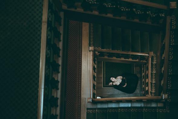 Mujer en el hueco de la escalera.