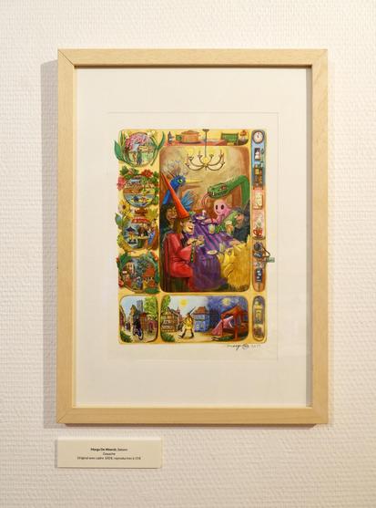 Une de mes œuvres exposées, intitulée « Saisons ». Format : A4 (21 cm x 29,7 cm), cadre : A3 (29,7 cm x 42 cm). Technique : peinture à la gouache. Elle s'inspire des miniatures médiévales, en particulier des miniatures calendaires et saisonnières que l'on trouve dans les bibles ou les livres de prières. L'image dans son ensemble montre des scènes de la vie quotidienne dans un monde alternatif peuplé de monstres colorés, de sorcières et de sorciers au fil des saisons. La scène principale, la plus grande au centre, est placée dans un cadre ocre doré entouré de scènes plus petites.