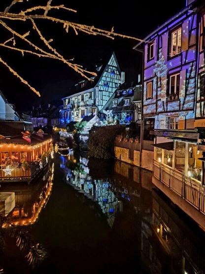 Adventszeit in Colmar, Elsass mit Ausblick auf den Fluss Lauch und Illuminierten Häusern