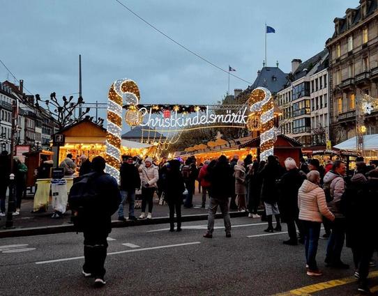 Der Eingang zum Christkindelsmärik in Straßburg, einer der ältesten Weihnachtsmärkte im Elsass