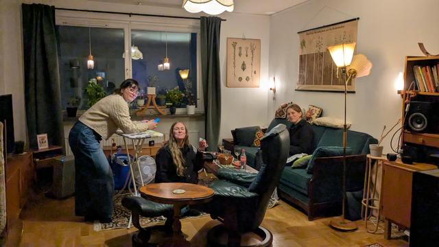 3 out of 5 members of Viva Vocal Ensemble in a living room doing some last minute prepartions