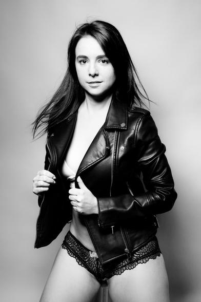 Chica con chaqueta de cuero.