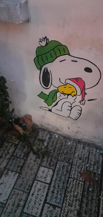 Snoopy en tenue d'hiver avec un copain 